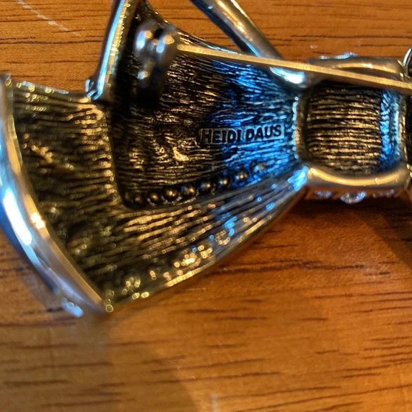 Heidi Daus, “Belle Beau” Enamel and Crystal Bow Brooch - Picture 5 of 7